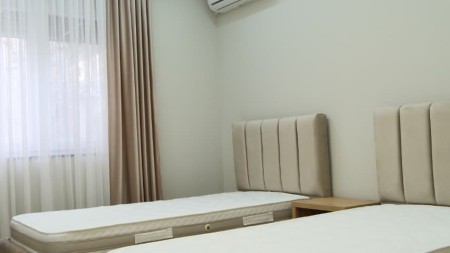 Ne Xhamllik, Jepet Me Qira Apartament 2+1 I Mobiluar, Gati Per Banim!!!
