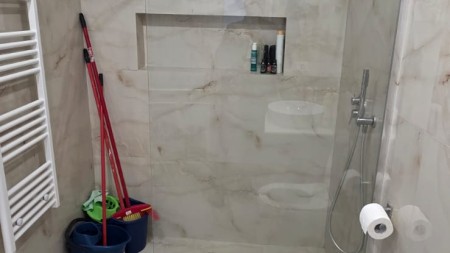 Tek Liqeni Artificial, Jepet Me Qira Super Apartament 2+1, Me Vendndodhje Perfekte dhe I Investuar Ne Detaje !!