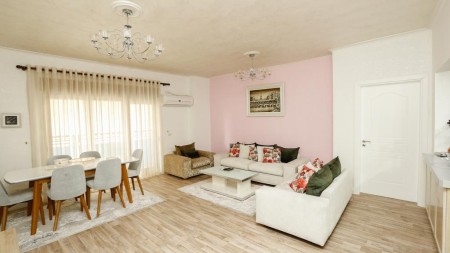 Ne Qender, Jepet Me Qira Super Apartament 3+1+2, Me Pamje Nga Sheshi Skenderbej !!