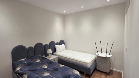 Tek Liqeni Artificial, Jepet Me Qira Super Apartament 2+1, Me Vendndodhje Perfekte dhe I Investuar Ne Detaje !!