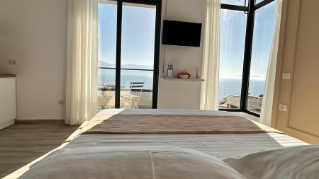Ne Vlore, Shiten Dy Garsoniere Me Super Pamje Nga Deti!!