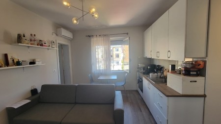 Prane Kryqezimit Te 21 Dhjetorit, Jepet Me Qira Apartament 1+1 Totalisht I Mobiluar!!!