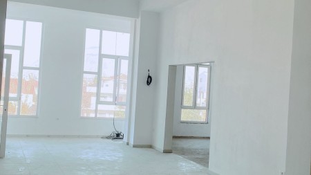 Tek Kthesa E Kamzes, Jepet Me Qira Ambient Per Zyra Me Lokacion Perfekt !!!