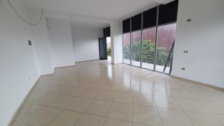 Tek Kthesa E Kamzes, Shitet Njesi Biznesi, Ideale Per Investim!!!