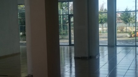 Shitet Ambient Biznesi Ne Rruge Kryesore Prane Rrethrrotullimit te Casa Italias !!