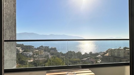 Ne Vlore, Shiten Dy Garsoniere Me Super Pamje Nga Deti!!