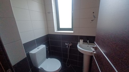 Ne Shkoze, Prane Ish Uzines Se Autotraktoreve, Shitet Apartament 2+1+2, Mundesi Ideale Banimi !!!
