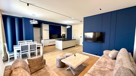Tek 5-Maji, Shitet Super Apartament 2+1+2, Me Verande Dhe Post Parkimi!!
