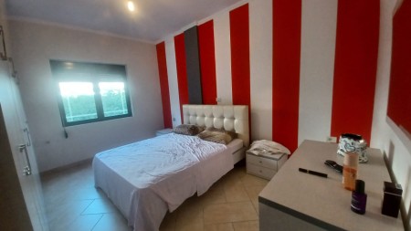 Ne Shkoze, Prane Ish Uzines Se Autotraktoreve, Shitet Apartament 2+1+2, Mundesi Ideale Banimi !!!