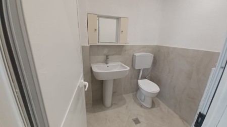 Midis Bulevardit Te Ri Dhe Rruges Jordan Misja, Jepet Me Qira Njesi Biznesi, Ideal Per Investim !!!