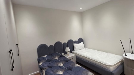 Tek Liqeni Artificial, Jepet Me Qira Super Apartament 2+1, Me Vendndodhje Perfekte dhe I Investuar Ne Detaje !!