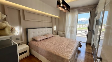 Tek Liqeni I Thate, Shitet Apartamenti 2+1, I Investuar Dhe Me Pamje !!!