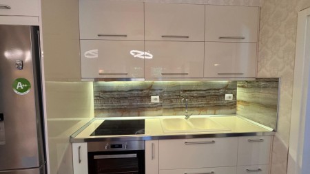 Tek Liqeni I Thate, Shitet Apartament 2+1 Ideal Per Banim!!!