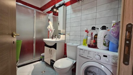 Tek Liqeni i Thate, Tek Rruga Peti, Jepet Me Qira Apartament 1+1, Super i Investuar !!!