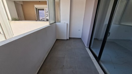 Prane Rrethrrotullimit Te 5 Majit, Jepet Me Qira Apartament 1+1, Ideal Per Zyra Apo Klinika !!!