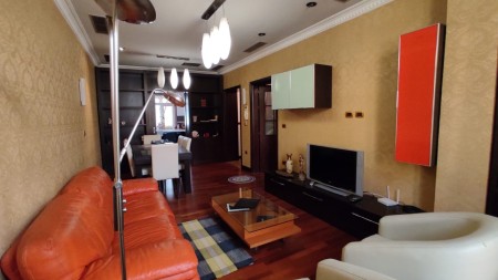 Ne Bllok, Jepet Me Qira Apartament 1+1, I Mobiluar !!