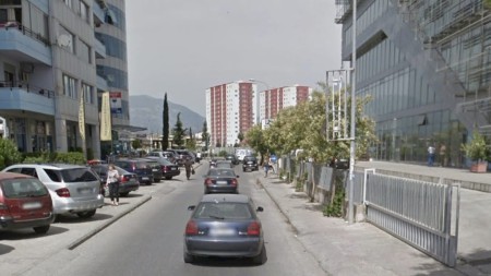 Shitet Ambient Biznesi Ne Rruge Kryesore Prane Rrethrrotullimit te Casa Italias !!