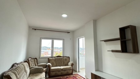Tek Kthesa E Kamzes, Shitet Apartament 1+1, Buze Rruges Kryesore !!!