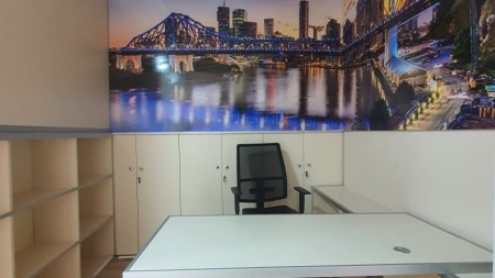 Tek Kopshti Zoologjik, Jepet Me Qira Ambient Per Zyra, Me Lokacion Perfekt!!!