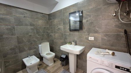 Afer Qendres, Ne Rrugen Mine Peza, Jepet Me Qira Super Apartament 1+1, Me Super Lokacion !!