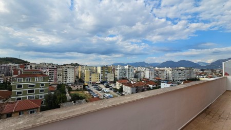 Ne Misto Mame, Jepet Me Qira Apartament 2+1+2+Verande, Mundesi Ideale Banimi !!!