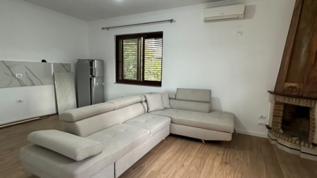 Tek Ish Parku, Shitet Apartament 1+1+Verande !!