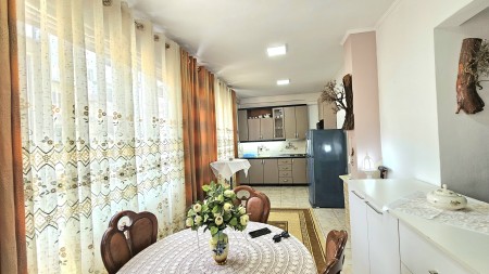 Tek Rruga E Elbasanit, Jepet Me Qira Apartament 2+1, Totalisht I Mobiluar!!!