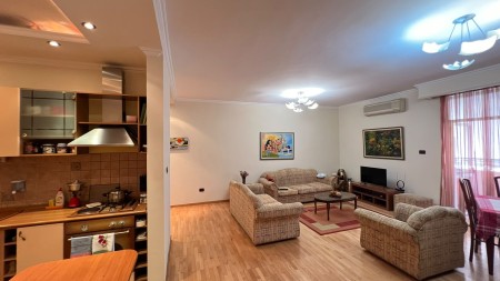 Ne Rrugen Fortuzi, Shitet Apartament 2+1 Me Siperfaqe Te Bollshme Dhe Orientim Perfekt !!!