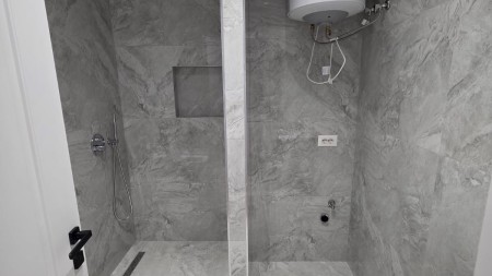 Tek Ish Stacioni i Fundit i Tiranes se Re, Shitet Super Apartament 1+1, Ideal Per Banim Dhe Investim !!!