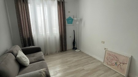 Ne Myslym Shyr, Jepet Me Qira Apartament 2+1 Se Bashku Me Post Parkimi Te Perfshire Ne Cmim !!!