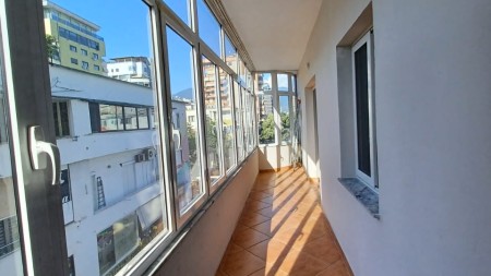 Tek Sheshi Wilson, Jepet Me Qira Ambient Per Tipologji Te Ndryshme Biznesi, Me Lokacion Perfekt!!!