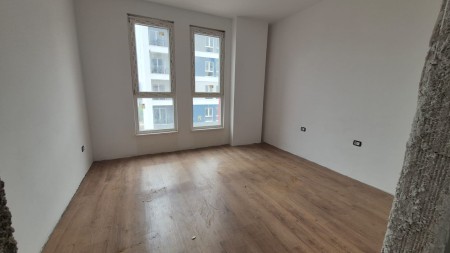 Tek Univers City, Shitet Apartament 2+1 Me Planimetri Te Rregullt Dhe Me Drite!!!