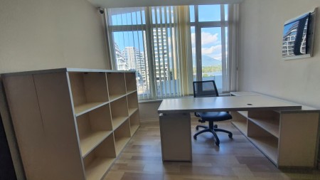 Tek Kopshti Zoologjik, Jepet Me Qira Ambient Per Zyra, Me Lokacion Perfekt!!!