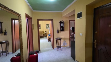 Ne Myslym Shyri, Jepet Me Qira Apartament 2+1, Me Lokacion Perfekt Dhe 2 Poste Parkimi !!