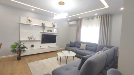 Prane Ring Center, Jepet Me Qira, Apartament 2+1, Totalisht I Investuar!!