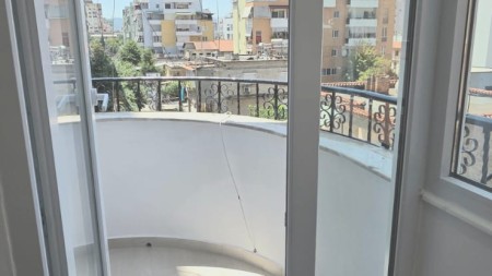 Tek 21 Dhjetori, Shitet Super Apartament 1+1, Ideal Per Banim Dhe Investim !!!