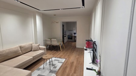 Tek Liqeni Artificial, Jepet Me Qira Super Apartament 2+1, Me Vendndodhje Perfekte dhe I Investuar Ne Detaje !!