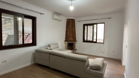 Tek Ish Parku, Shitet Apartament 1+1+Verande !!