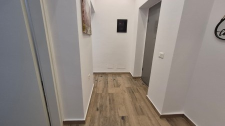 Afer Qendres, Ne Rrugen Mine Peza, Jepet Me Qira Super Apartament 1+1, Me Super Lokacion !!