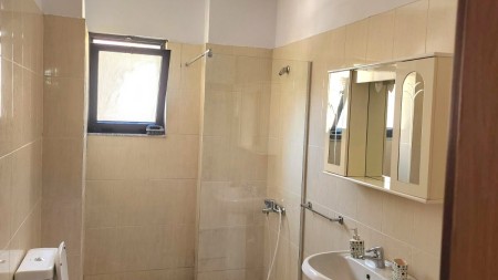 Prane Komunes Parisit, Jepet Me Qira Apartament 2+1+2, Totalisht I Mobiluar !!