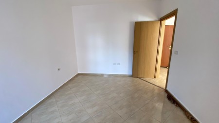 Ne Fresk, Shitet Apartament 1+1 Me Planimetri Te Rregullt!!