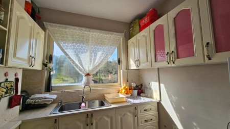 Tek Liqeni i Thate, Tek Rruga Peti, Jepet Me Qira Apartament 1+1, Super i Investuar !!!