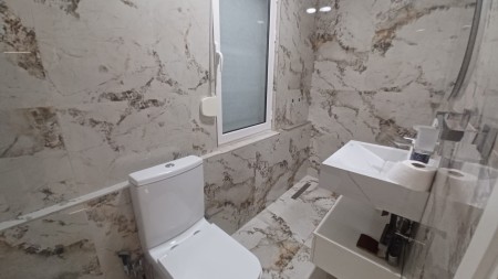 Ne Fillim Te Rruges Se Kavajes, Jepet Ambient Me Qira, Ideal Per Zyra !!!