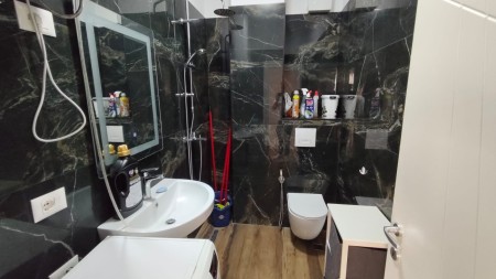 Tek Rezidenca Emi 6, Shitet Super Apartament 2+1+2 Me Hapesira Te Bollshme!!