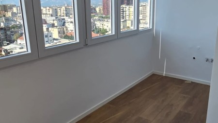 Tek 21 Dhjetori, Shitet Super Apartament 1+1, Ideal Per Banim Dhe Investim !!!