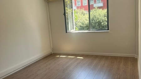 Ne Qender, Ne Fillim Te Bulevardit Zogu 1, Jepet Ambient Me Qira, Ideal Per Zyra Ose Klinika !!!