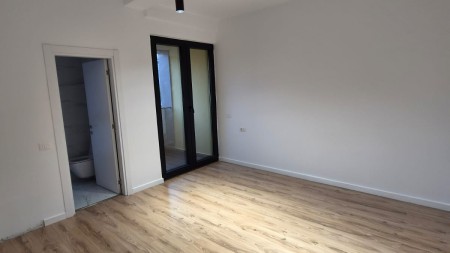Ne Kompleksin Square 21, Jepet Me Qira Ambient, Ideal Per Zyra Ose Klinika !!!