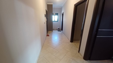 Ne Shkoze, Prane Ish Uzines Se Autotraktoreve, Shitet Apartament 2+1+2, Mundesi Ideale Banimi !!!