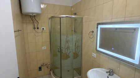 Ne Yzberisht, Shitet Apartament 1+1 Me Planimetri Te Rregullt!!