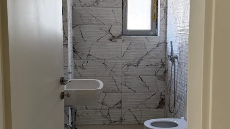 Tek Shkolla Kuqe, Jepet Me Qira Apartament 1+1, I Pershtatshem Per Zyra !!